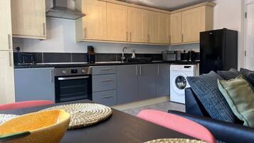 Een koelkast, een microgolfoven, een oven, een kookplaat