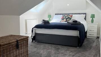 Een bureau, een strijkplank/strijkijzer, wifi, beddengoed