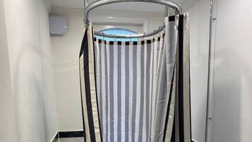 Jetted tub, hair dryer, towels