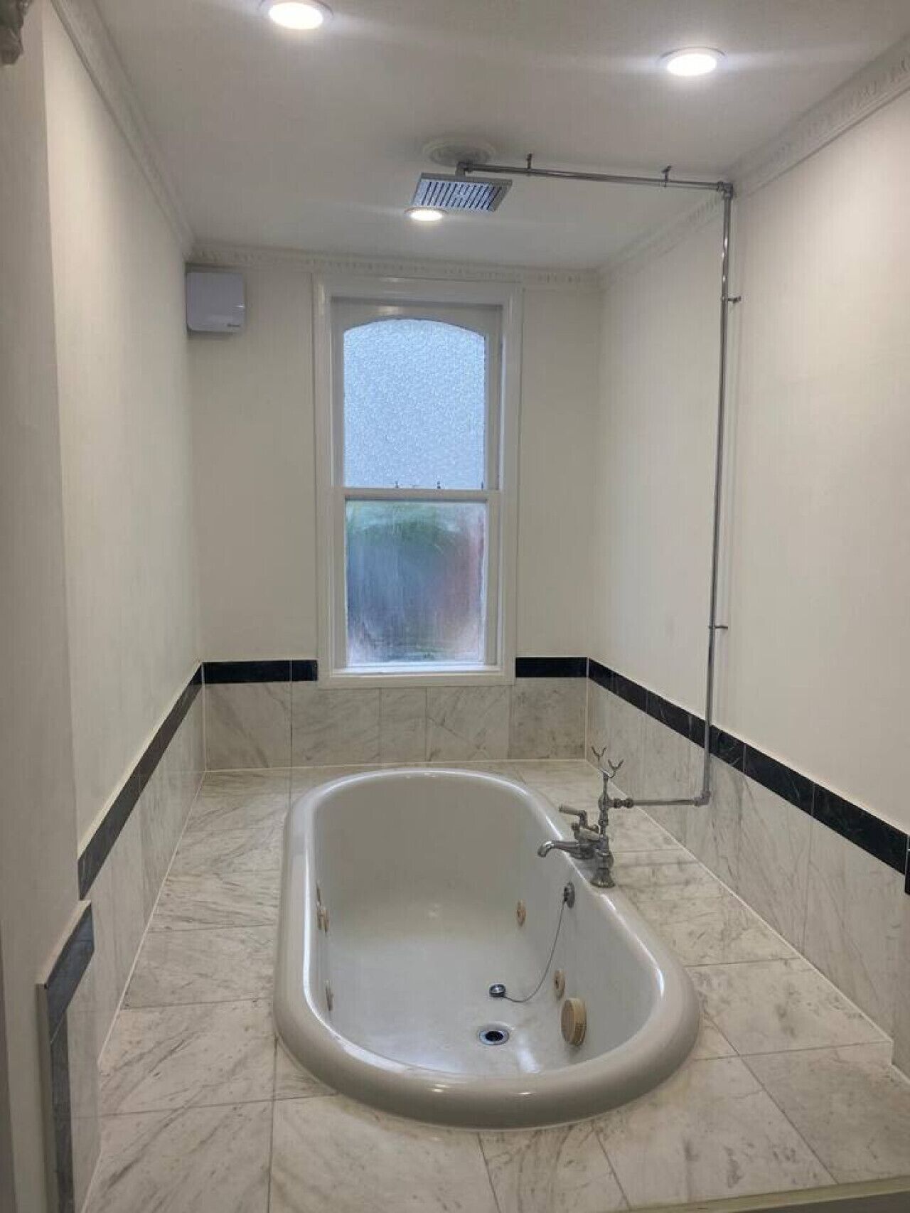 Jetted tub, hair dryer, towels