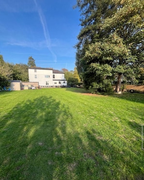 Property grounds - Spacious 2 bed apartment in Addlestone (Surrey)