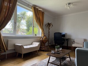 TV - Palm Tree House, Caterham (Surrey)