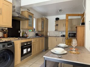 Fridge, microwave, oven, stovetop - Palm Tree House, Caterham (Surrey)