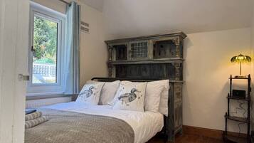 3 bedrooms, desk, iron/ironing board, free WiFi