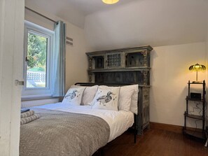 3 bedrooms, desk, iron/ironing board, free WiFi - Palm Tree House, Caterham (Surrey)