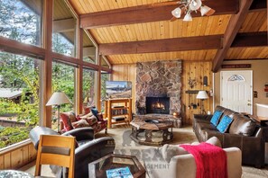 TV, fireplace, DVD player, books - Open Living Room Condo (NSE7) (Incline Village)