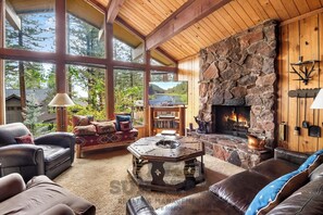 TV, fireplace, DVD player, books - Open Living Room Condo (NSE7) (Incline Village)