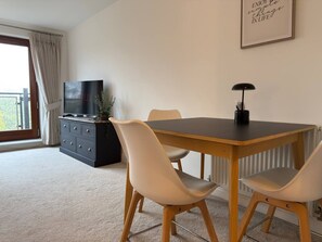 Dining - 2 Bedroom Flat Free Parking Close to Gatwick (West Sussex)