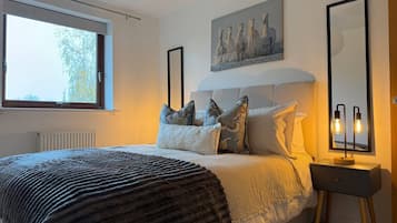 Desk, iron/ironing board, WiFi, bed sheets