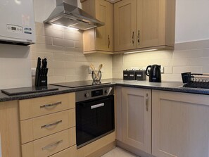 Fridge, microwave, oven, stovetop - 2 Bedroom Flat Free Parking Close to Gatwick (West Sussex)