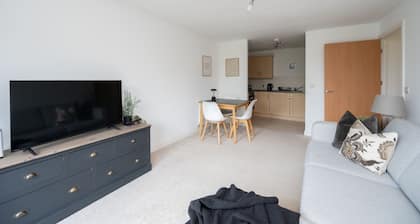 2 Bedroom Flat Free Parking Close to Gatwick