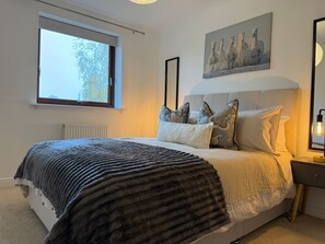 2 bedrooms, desk, iron/ironing board, free WiFi - 2 Bedroom Flat Free Parking Close to Gatwick (West Sussex)