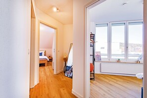 Tabla de planchar con plancha, wifi y ropa de cama 