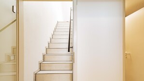 A staircase with a handrail, leading to a door with a handle. - Apartment 'Kim Fewo 4' with Wi-Fi (Emmendingen)