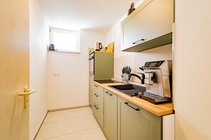 Frigorífico, horno, placa de cocina y lavavajillas