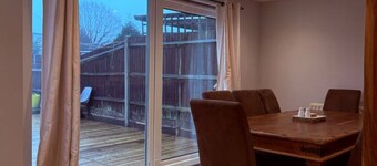 Spacious 3 Bed House Horley Long Driveway