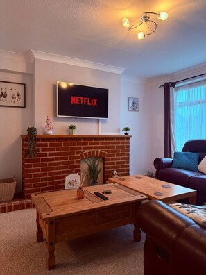 TV - Spacious 3 Bed House Horley Long Driveway (Surrey)