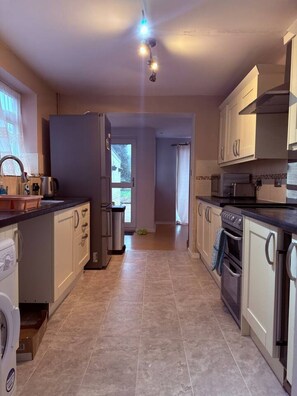 Fridge, microwave, oven, stovetop - Spacious 3 Bed House Horley Long Driveway (Surrey)