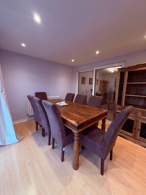 Dining - Spacious 3 Bed House Horley Long Driveway (Surrey)