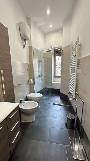 Shower, hair dryer, bidet, towels - Vatican YH (Roma)