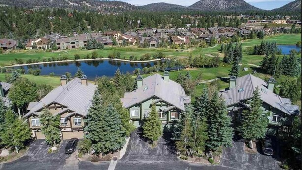 A residential area with houses, a lake, and mountains in the background. - Fairway Front Luxury with Sweeping Mountain Views | 4BR (Mammoth Lakes)