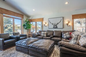 Smart TV, fireplace, table football, books - Fairway Front Luxury with Sweeping Mountain Views | 4BR (Mammoth Lakes)