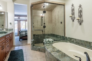Shower, hair dryer, towels - Fairway Front Luxury with Sweeping Mountain Views | 4BR (Mammoth Lakes)