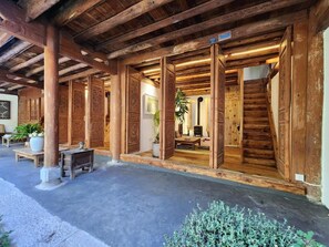 Interior - Secret Moon (Dali)