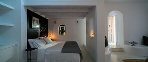 Classic Villa, Hot Tub, Sea View | In-room safe, soundproofing, iron/ironing board, free WiFi - Coat Of Arms Mansion (Santorini)