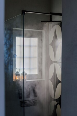 Classic Villa, Hot Tub, Sea View | Bathroom | Shower, free toiletries, hair dryer, towels - Coat Of Arms Mansion (Santorini)