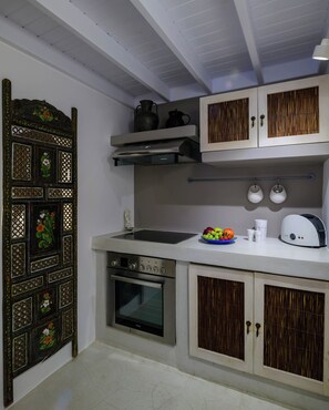 Classic Villa, Hot Tub, Sea View | Private kitchen | Electric kettle - Coat Of Arms Mansion (Santorini)