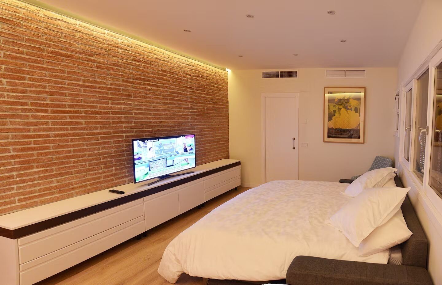 1 habitación, tabla de planchar con plancha, internet y ropa de cama 