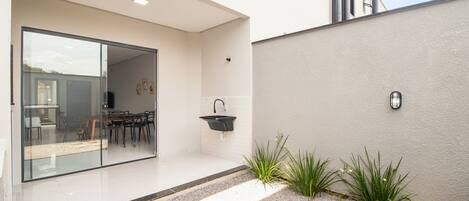 Basic Apartment | Outdoor dining