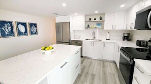 Fridge, microwave, oven, stovetop - Vacation Villas #431 - bright, beautiful condo (Fort Myers Beach)