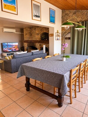 Dining - Seaside villa in high Corsica in a Marina with 3 private beaches. (Corbara)