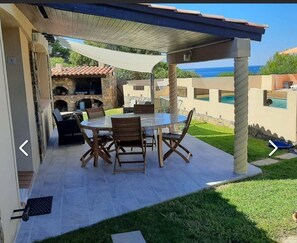 Outdoor dining - Seaside villa in high Corsica in a Marina with 3 private beaches. (Corbara)