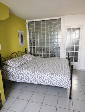 3 bedrooms, iron/ironing board, WiFi, bed sheets - Seaside villa in high Corsica in a Marina with 3 private beaches. (Corbara)