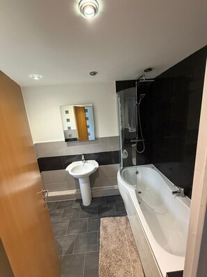 Shower, hair dryer, towels, soap - Spacious Detached  4-Bed Home in Central Milton Keynes (Loughton)