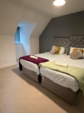 4 bedrooms, iron/ironing board, WiFi, bed sheets