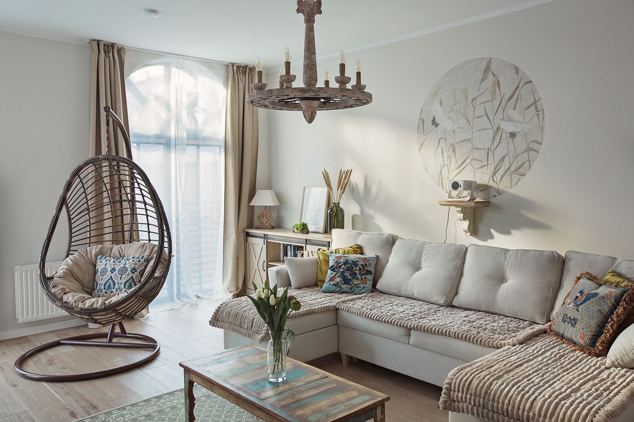 智能電視、壁爐、書籍