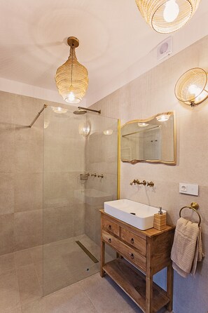 Douche, sèche-cheveux, serviettes fournies, savon