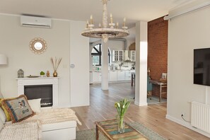 Smart TV, chimenea y libros 