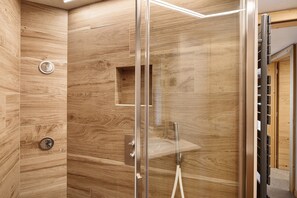 Een douche, een haardroger, handdoeken