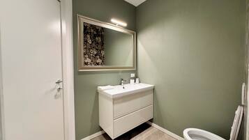 Doccia, asciugacapelli, bidet, asciugamani