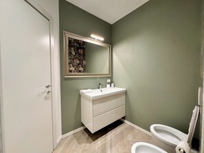 Doccia, asciugacapelli, bidet, asciugamani