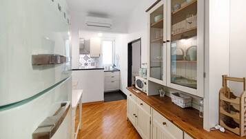 Jääkaappi, uuni, liesi, kahvin-/teenkeitin