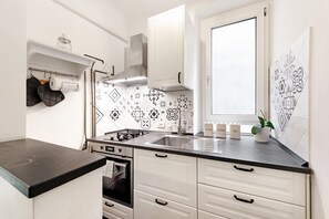 Fridge, oven, stovetop, coffee/tea maker - Apartment 'Ferrari' with Wi-Fi and Air Conditioning (Genova)