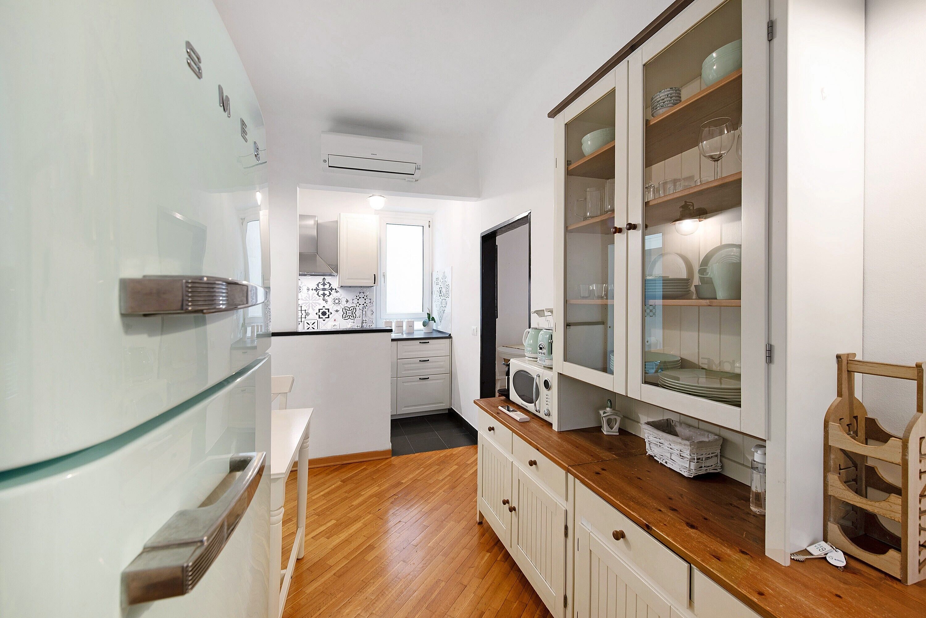 Fridge, oven, stovetop, coffee/tea maker