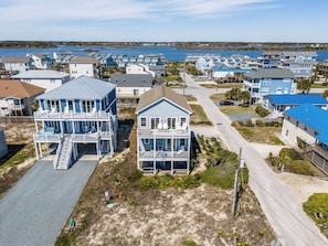 A coastal residential area with houses featuring balconies and a view of the sea. - Ocean Breeze: Welcoming Oceanfront House steps away from the beach - 4/BR 3/BA (North Topsail Beach)