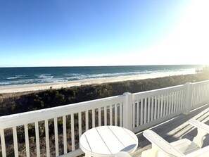 Property grounds - Ocean Breeze: Welcoming Oceanfront House steps away from the beach - 4/BR 3/BA (North Topsail Beach)